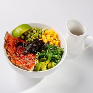 Поке с копченым угрем и фирменным летним соусом