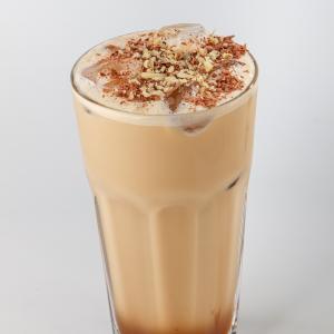 Раф со льдом "Карамельно-ореховый с шоколадной крошкой"