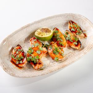 Запеченные мидии с рыбным кремом, сыром сулугуни и соусом  "унаги"