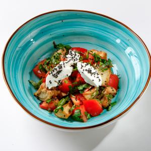 Салат с баклажанами и соусом сладкий чилли