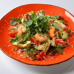 Салат с креветками, авокадо и миндальным соусом