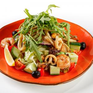 Теплый салат с морепродуктами